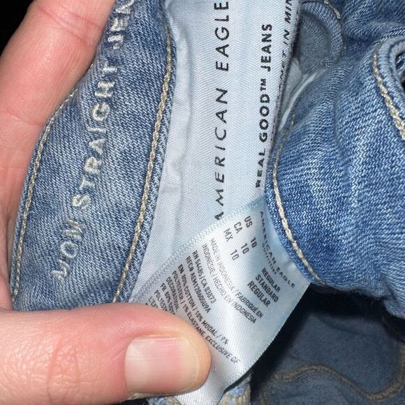 American Eagle light wash distressed relaxed mom jeans - Picture 2 of 3